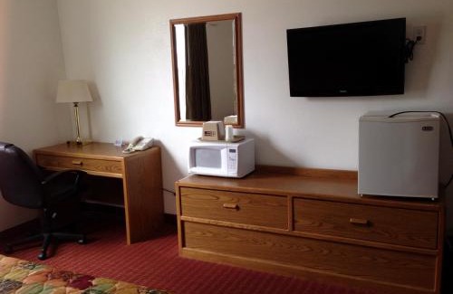 Hallock Hotel | Budget Host Caribou Inn