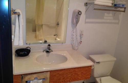 Hallock Hotel | Budget Host Caribou Inn