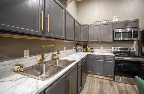 Benson Gardens House | Buffalo Hallow Acreage Retreat:❤️Omaha, Outdoor Entertaining, Arcade, 5 TV's,