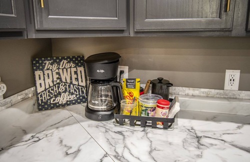 Benson Gardens House | Buffalo Hallow Acreage Retreat:❤️Omaha, Outdoor Entertaining, Arcade, 5 TV's,