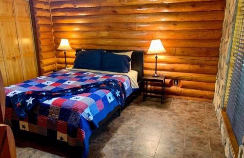 Saint Joe House | Buffalo River Lodge (Yellville)- Lower Level