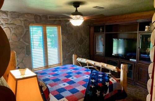 Saint Joe House | Buffalo River Lodge (Yellville)- Lower Level