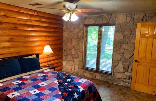 Saint Joe House | Buffalo River Lodge (Yellville)- Lower Level