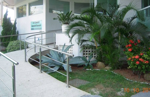 Guarapari Apartment | Building facing elegant Bacutia beach (Blue Cove)