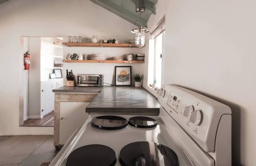 Wonder Valley Cabin | BullionMTN Sunsets Stars 10 Acres Hot Tub.