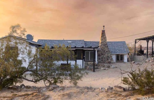 Wonder Valley Cabin | BullionMTN Sunsets Stars 10 Acres Hot Tub.