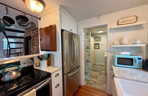 Brimfield House | Bungalow 19 by the lake in Brimfield