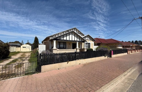 Dalrymple House | Bungalow at the Beach - Esplanade position! Excellent sea views!