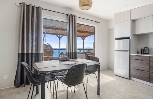 Le Dramont House | Bungalow 'Domaine Ile D'or, Segur 8' with Sea View, Shared Pool and Private Terrace