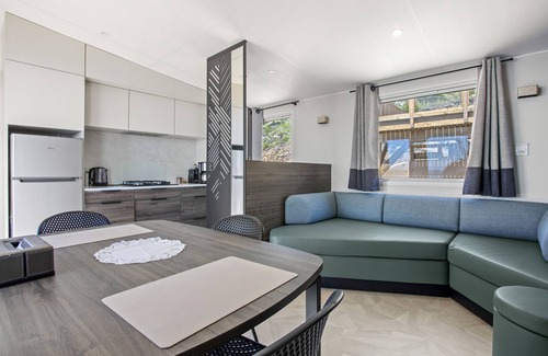 Le Dramont House | Bungalow 'Domaine Ile D'or, Segur 8' with Sea View, Shared Pool and Private Terrace