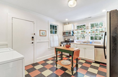 Historic District House | Bungalow in the Historic District-walking distance to downtown & the waterfront!