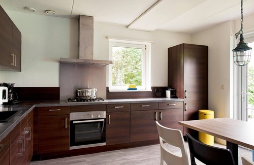 Eernewoude House | Bungalow near De Alde Feanen with Boat
