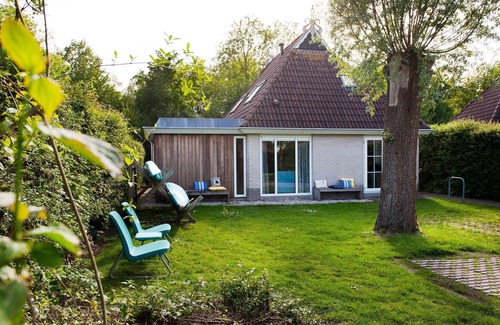 Eernewoude House | Bungalow near De Alde Feanen with Boat