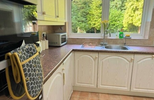 Oadby House | Bungalow - Sleeps 6 - Garden - Wheelchair Access