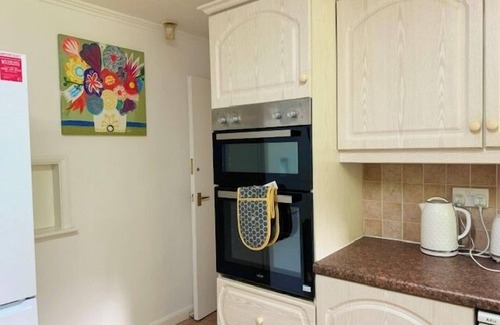 Oadby House | Bungalow - Sleeps 6 - Garden - Wheelchair Access