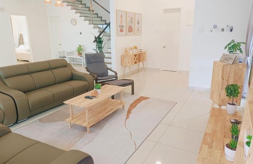 Sungai Petani House | Bungalow, Up to 21 Pax, 4000sqft, 3 Bedrooms, 4 Bathrooms, 4 Car Parks by Star Home