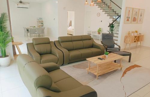 Sungai Petani House | Bungalow, Up to 21 Pax, 4000sqft, 3 Bedrooms, 4 Bathrooms, 4 Car Parks by Star Home