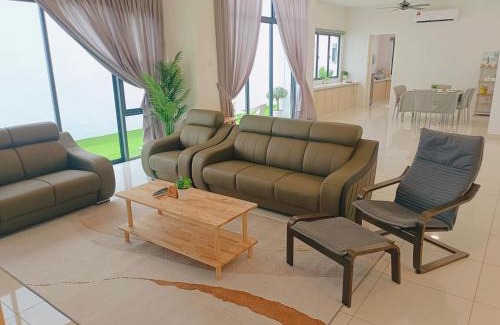 Sungai Petani House | Bungalow, Up to 21 Pax, 4000sqft, 3 Bedrooms, 4 Bathrooms, 4 Car Parks by Star Home