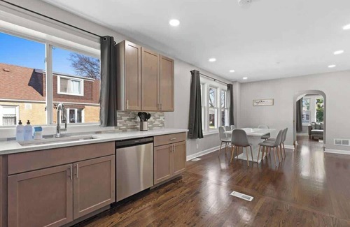 Morton Grove House | Bungalow w/Game Room | LCP Collection