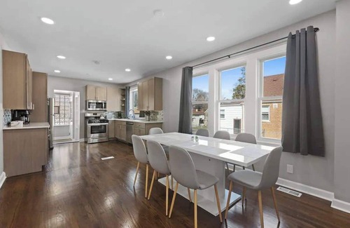 Morton Grove House | Bungalow w/Game Room | LCP Collection