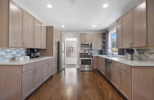 Morton Grove House | Bungalow w/Game Room | LCP Collection