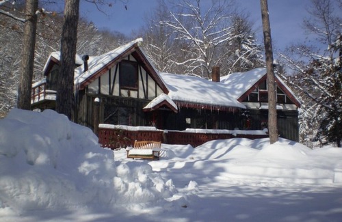 Hill Cabin | BUNK'D Cabin 1 mile from 30' Waterfall Profile Falls, tent in yard. Dogs ok