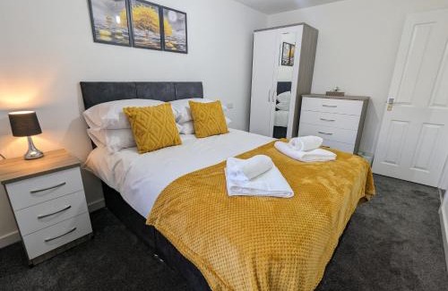 Burnley House | Burnley Entire House 4-Bedrooms-Sleeps 6-Driveway