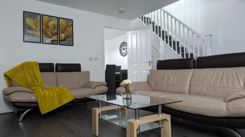 Burnley House | Burnley Entire House 4-Bedrooms-Sleeps 6-Driveway