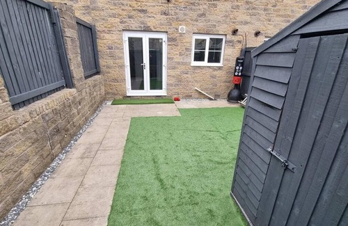 Burnley House | Burnley Entire House 4-bedrooms-sleeps 6-driveway