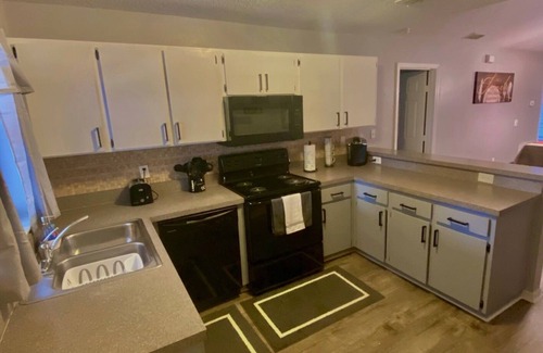 Temple Crest House | BUSCH GARDENS HIDDEN GEM 5 MINS FROM AMUSEMENT PARK.