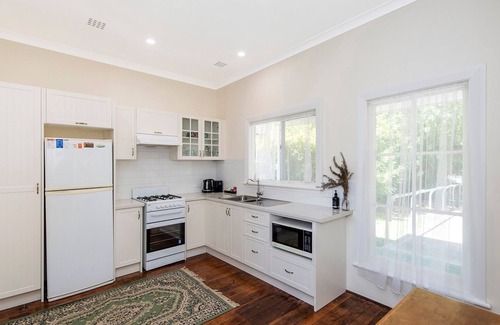 Busselton Cottage | Busselton River Cottage with WIFI- lovel cottage has the cosy feel you would expect when holidaying