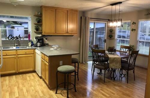 McKinleyville House | Butterfly Cove/5 minutes to Beaches and Redwoods