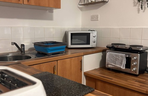 Huddersfield Apartment | BV Charming Studio 9 Mins Drive From Town Centre