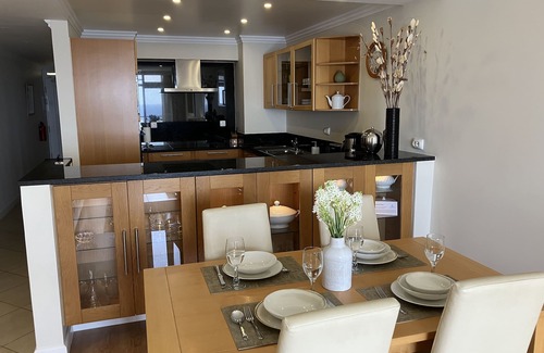 Sao Martinho Apartment | By the sea penthouse apartment with air conditioning & swimming pool