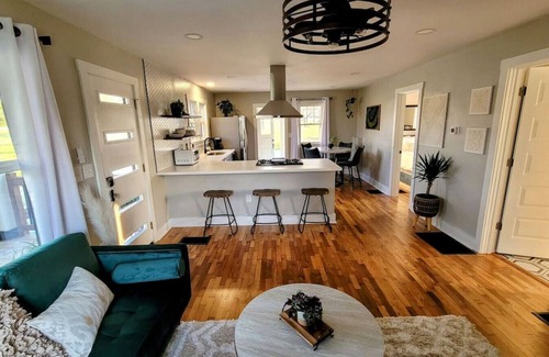 Lawrence House | [C] 2-Min from Lawrence City Style & CountryPeace