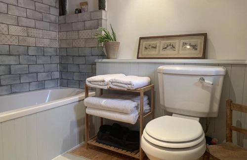 Hatherleigh House | C17 Thatched Cottage in Historic Devon Market Town