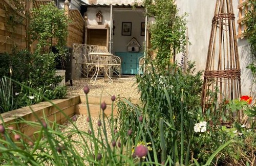 Hatherleigh House | C17 Thatched Cottage in Historic Devon Market Town