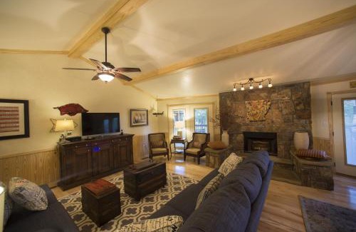 Mount Ida House | C21, Three bedroom, three bath log-sided, luxury Harbor North cottage with hot tub cottage