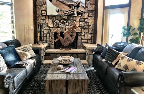 Mount Ida House | C25, Four bedroom, 4 1 2 bath luxury log-sided cottage with hot tub cottage