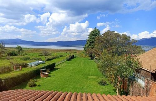 Tzintzuntzan House | Cabaña de los Sentidos