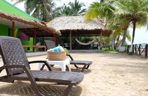 San Antero House | Cabaña en primera línea de playa en San Antero con Aire AC y 5 habitaciones