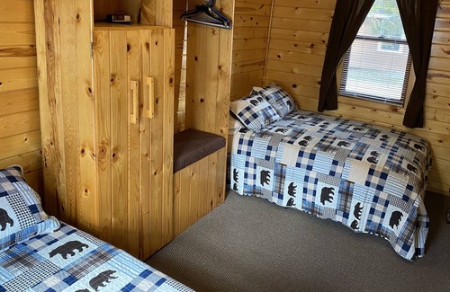 Hines Resort | Cabin 4 Lakeview Family/Pet Friendly Resort Amenities Beach, Dock, Fishing Boats
