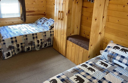 Hines Resort | Cabin 4 Lakeview Family/Pet Friendly Resort Amenities Beach, Dock, Fishing Boats