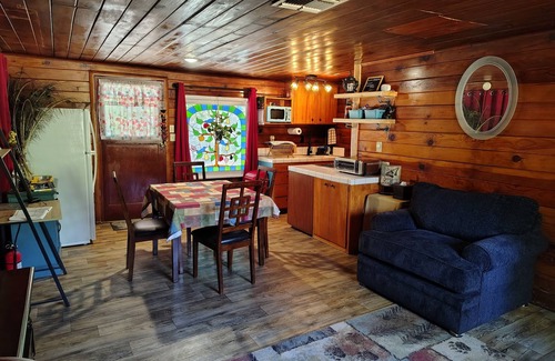 Pinehurst House | Cabin 8 miles from Kings Canyon entrance gate.