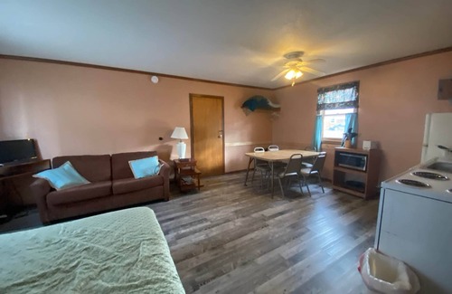 Warsaw Cabin | Cabin 9 - Reel and Trigger