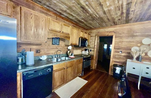 Hartsfield House | Cabin at Gin Creek Wedding Venue