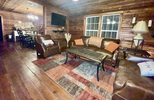 Hartsfield House | Cabin at Gin Creek Wedding Venue