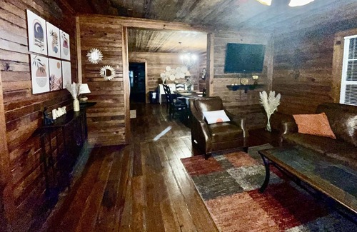 Hartsfield House | Cabin at Gin Creek Wedding Venue