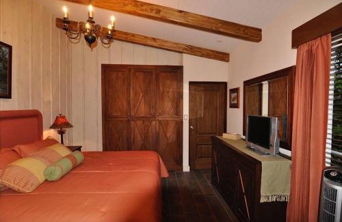 Turrialba Apartment | Cabin at Los Titos Coffee Farm