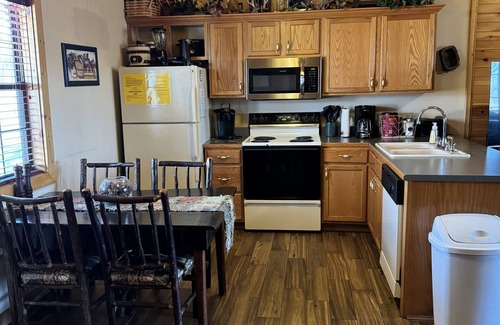 Notch Estates Cabin | Cabin Dreams- Charming. Romantic. Jetted tub. Screened porch. 10 min to SDC